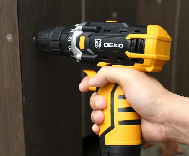 Дрель-шуруповерт Deko DKCD12FU-Li Premium SET131 063-4136 (с 2-мя АКБ, кейс, оснастка)