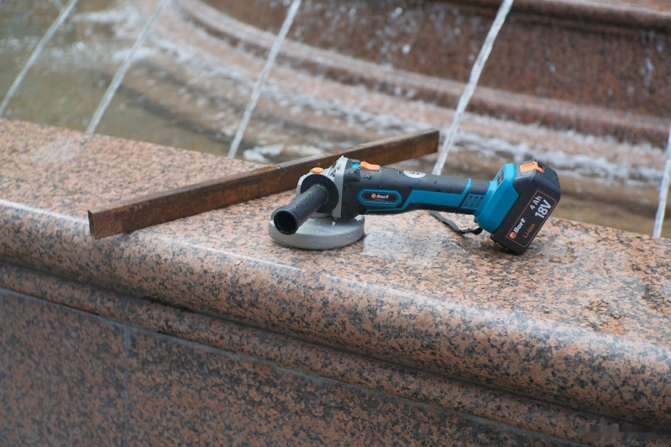 Угловая шлифмашина BORT BWS-18Li-125 (с 2-мя АКБ)