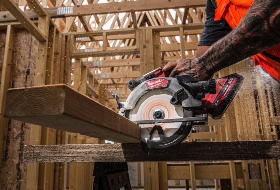 Дисковая (циркулярная) пила Milwaukee M18 FCS552-0X Fuel 4933493588 (без АКБ, кейс)