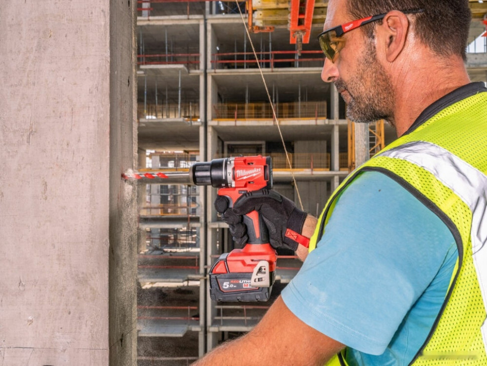 Ударная дрель-шуруповерт Milwaukee M18 M18BLPDRC-422C 4933492825 (с 2-мя АКБ 2 Ач + 4 Ач, кейс)