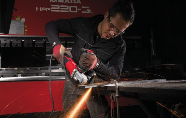 Угловая шлифмашина Milwaukee AGV 15-125 XE