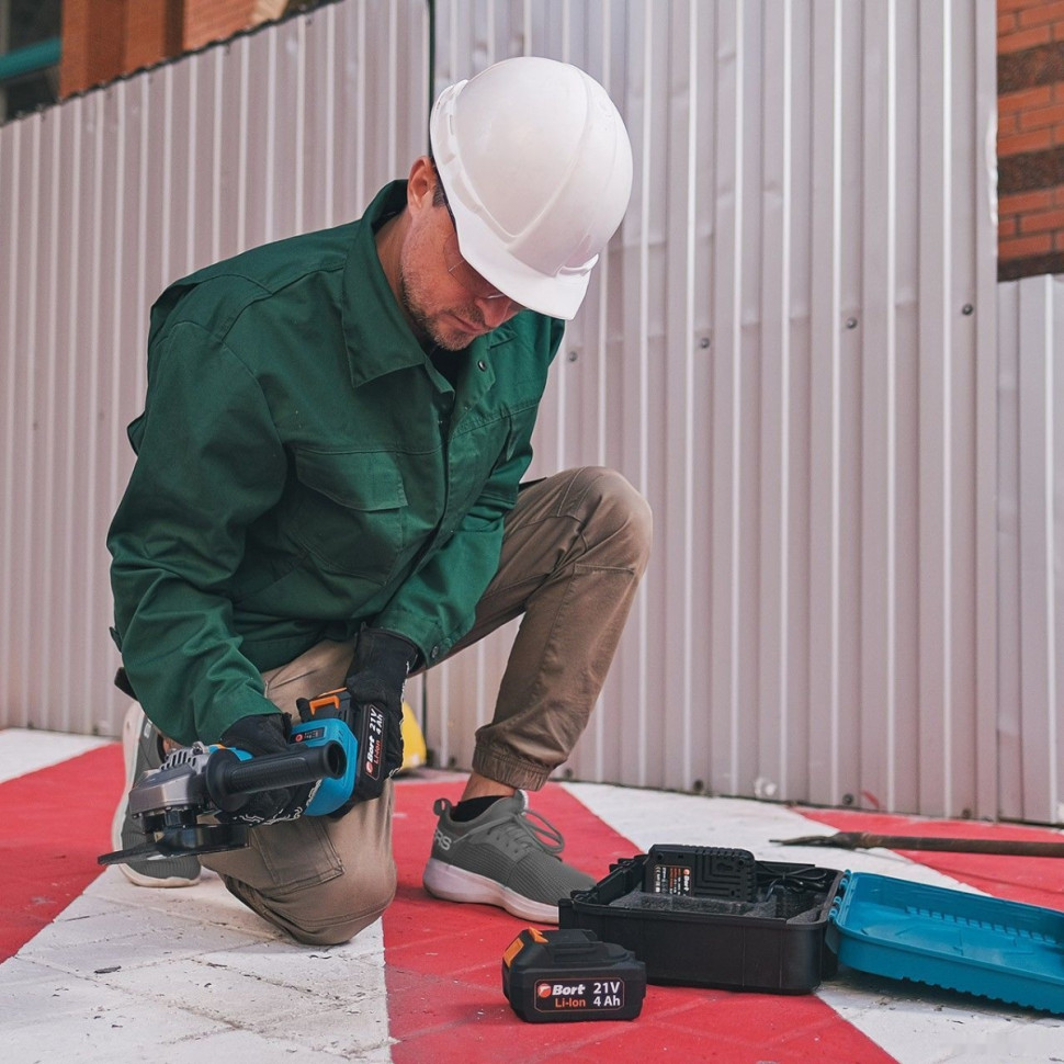 Угловая шлифмашина BORT BWS-21LI (с 2-мя АКБ, кейс)