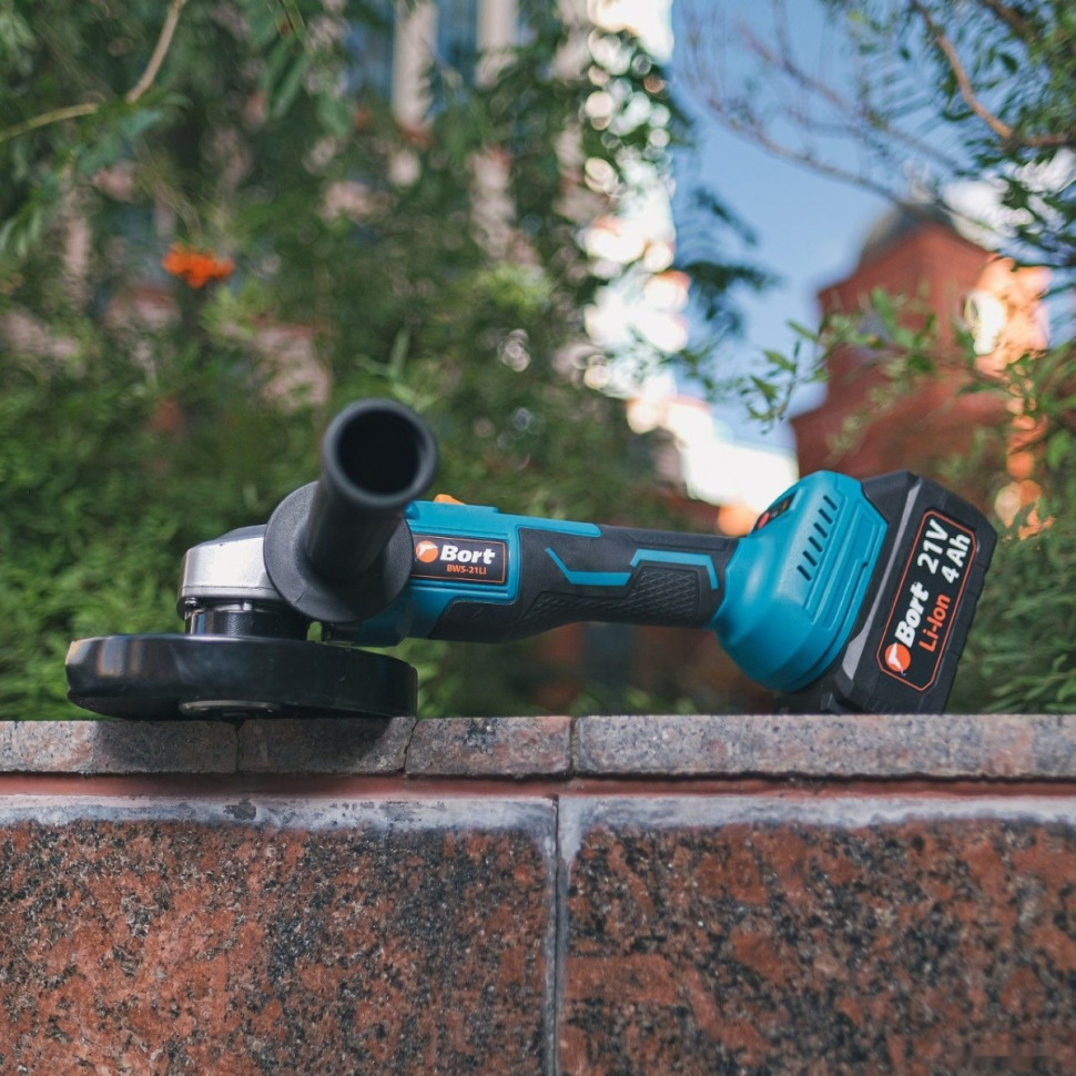 Угловая шлифмашина BORT BWS-21LI (с 2-мя АКБ, кейс)
