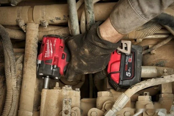 Гайковерт Milwaukee M18 FIW2F12-502X 4933478444 (с 2-мя АКБ, кейс)