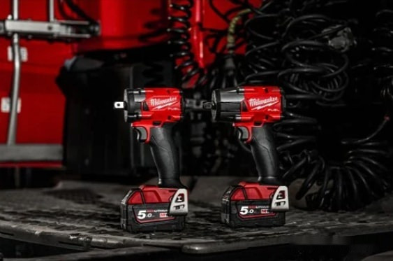 Гайковерт Milwaukee M18 FIW2F12-502X 4933478444 (с 2-мя АКБ, кейс)