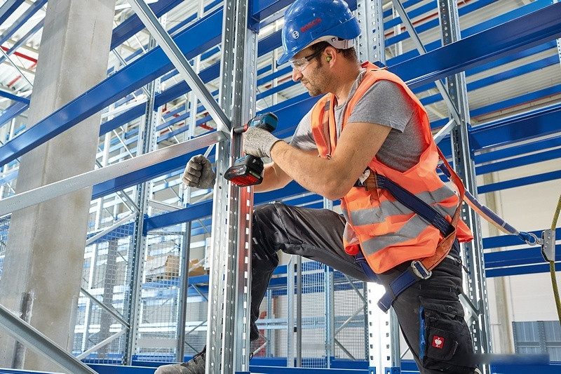 Ударный гайковерт Bosch GDX 18V-200 C Professional 0615990L00 (с 2-мя АКБ, кейс)