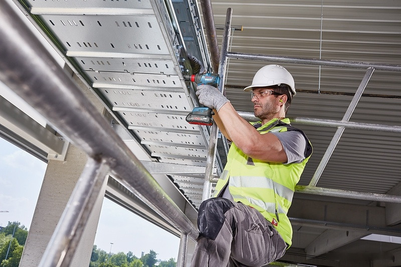 Ударный гайковерт Bosch GDX 18V-200 C Professional 0615990L00 (с 2-мя АКБ, кейс)