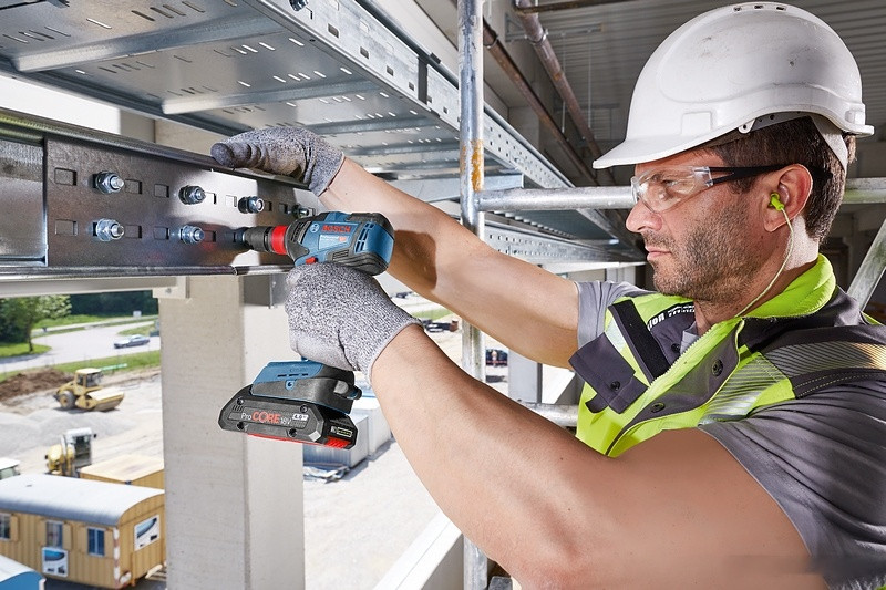 Ударный гайковерт Bosch GDX 18V-200 C Professional 0615990L00 (с 2-мя АКБ, кейс)