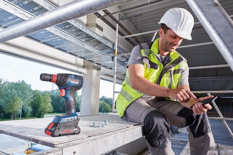 Ударный гайковерт Bosch GDX 18V-200 C Professional 0615990L00 (с 2-мя АКБ, кейс)