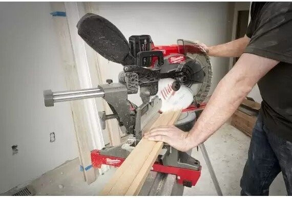 Торцовочная пила Milwaukee M18 FMS305-121-II 4933499181 (с 1-им АКБ)