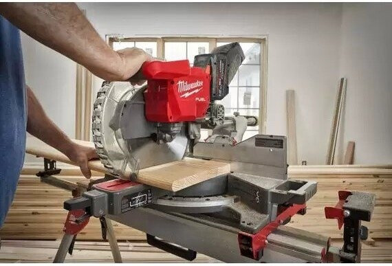 Торцовочная пила Milwaukee M18 FMS305-121-II 4933499181 (с 1-им АКБ)