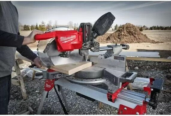 Торцовочная пила Milwaukee M18 FMS305-121-II 4933499181 (с 1-им АКБ)