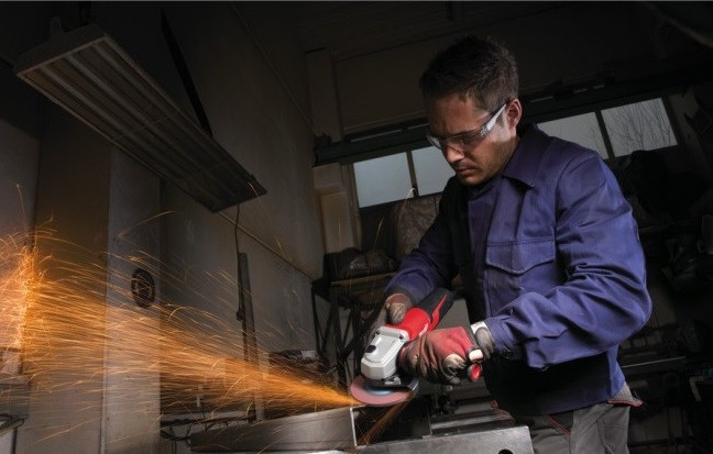 Угловая шлифмашина Milwaukee AGV 15-150 XC