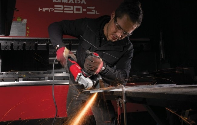 Угловая шлифмашина Milwaukee AGV 15-150 XC