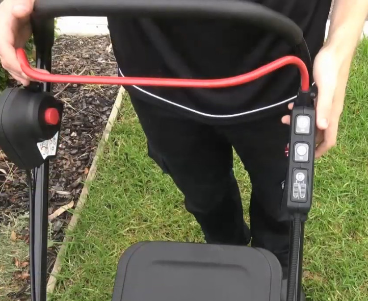 Аккумуляторная газонокосилка Makita DLM460Z