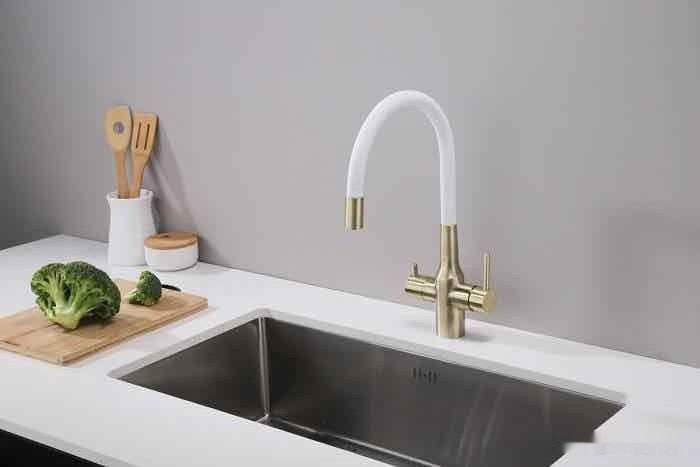 Смеситель Paulmark Salix Sa213419-BRw (бронза/белый)