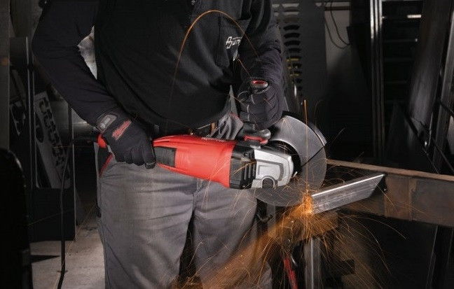 Угловая шлифмашина Milwaukee AGV 22-180 E