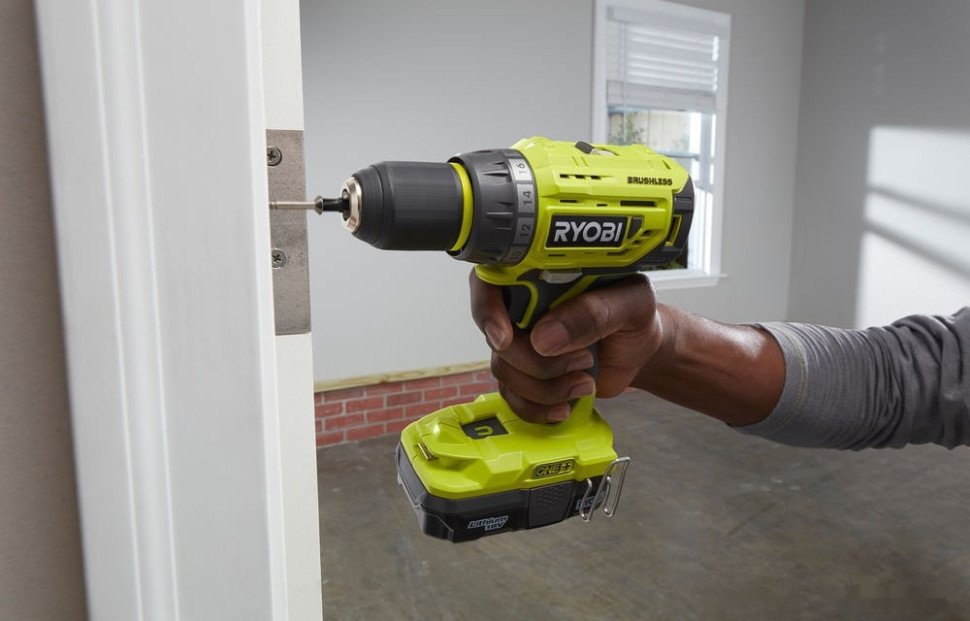 Дрель-шуруповерт Ryobi R18DD7-220S 5133004533 (с 2-мя АКБ, сумка)