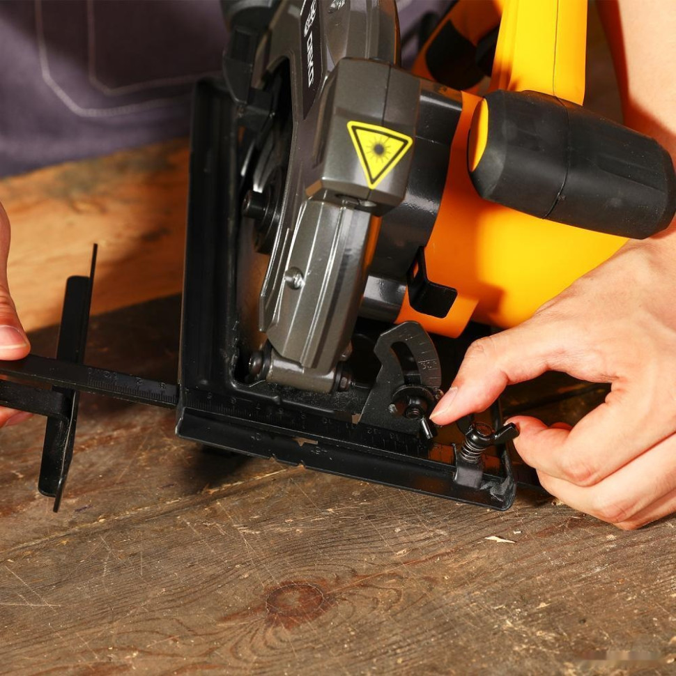 Дисковая (циркулярная) пила Deko DKCS1800 Laser 063-4192