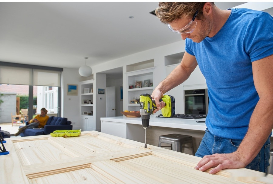 Ударная дрель-шуруповерт Ryobi R18PD5-220S 5133003734 (с 2-мя АКБ, кейс)