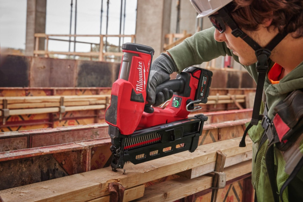 Гвоздезабиватель Milwaukee M18 FDN-0X 4933493600 (без АКБ, кейс)