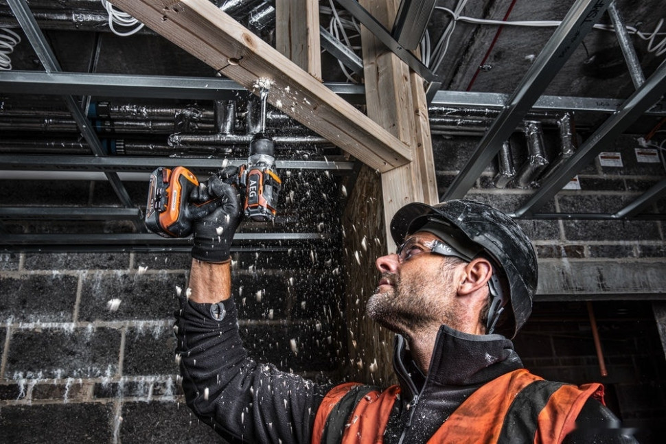 Дрель-шуруповерт AEG Powertools BS 18SBL-202C 4935472277 (с 2-мя АКБ, кейс)