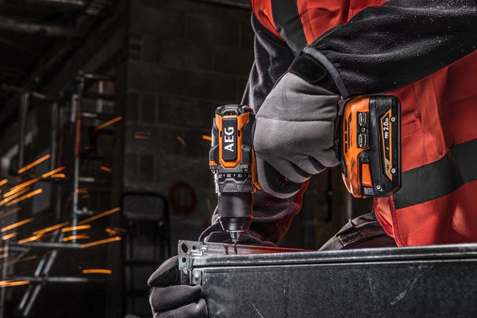 Дрель-шуруповерт AEG Powertools BS 18SBL-202C 4935472277 (с 2-мя АКБ, кейс)