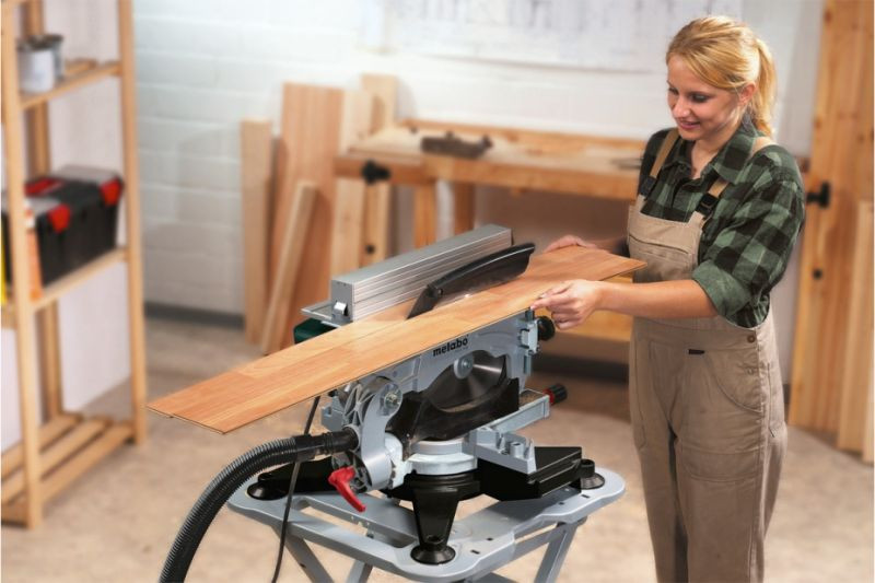 Торцовочная пила Metabo KGT 305 M