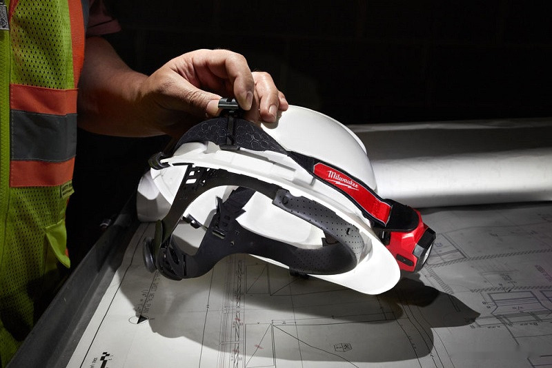 Фонарь Milwaukee USB L4 HL-201