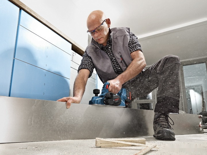 Электрорубанок Bosch GHO 18 V-LI Professional 06015A0300 (без АКБ)