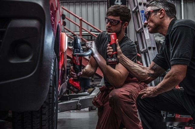 Фонарь Milwaukee M12 CML-401 (с 1-им АКБ)