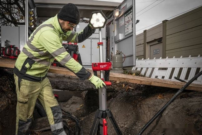 Фонарь Milwaukee M18 SAL2-0 4933492486 (без АКБ)