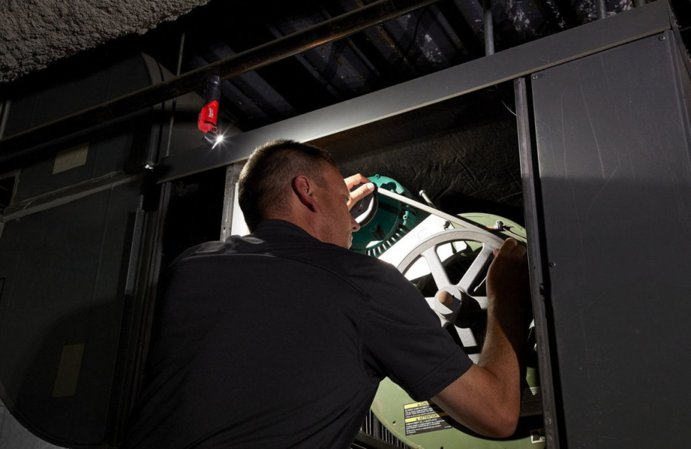 Фонарь Milwaukee USB L4 PWL-301 (с 1-им АКБ)