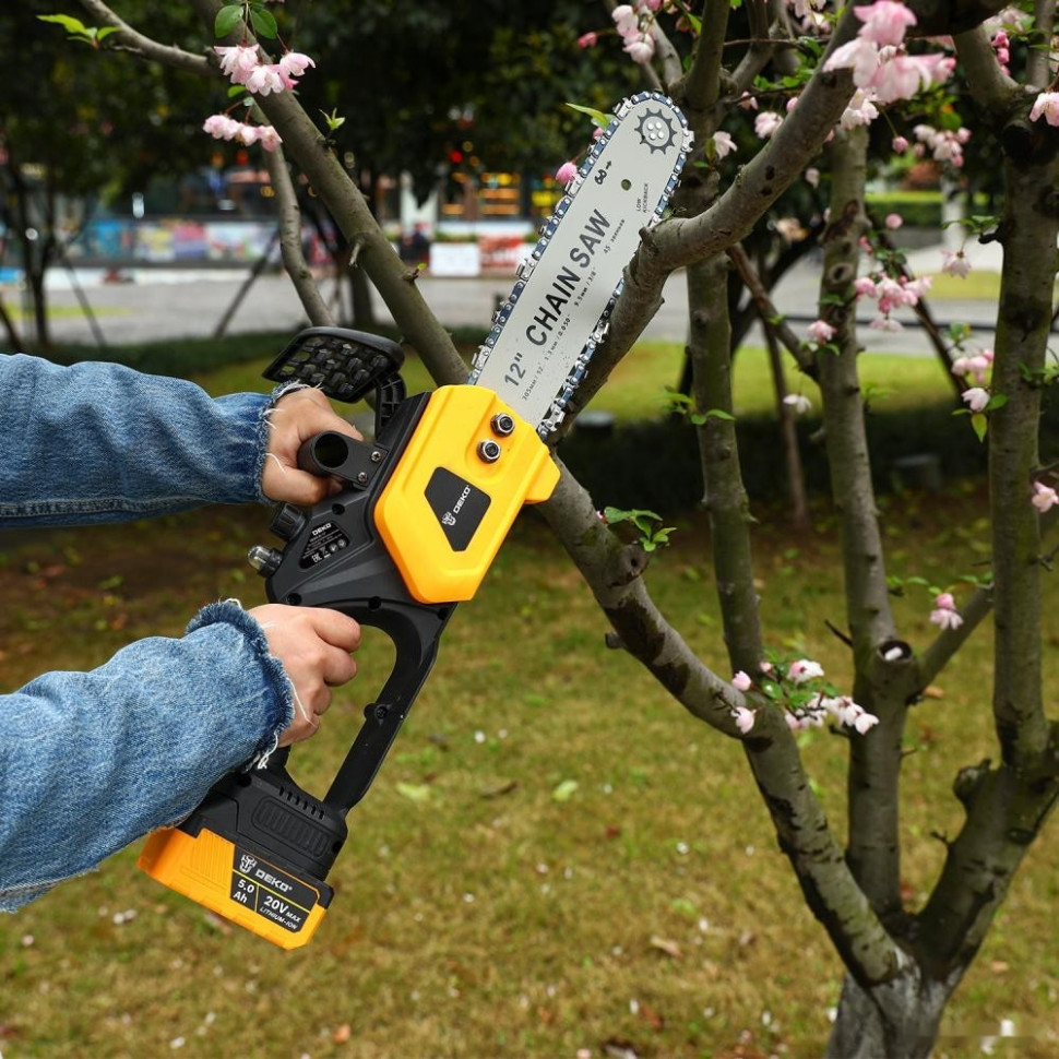 Аккумуляторная пила Deko DKCHS 20 083-2001 (с 2-мя АКБ, кейс)