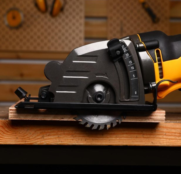 Дисковая (циркулярная) пила Deko DKCS1000 063-4201