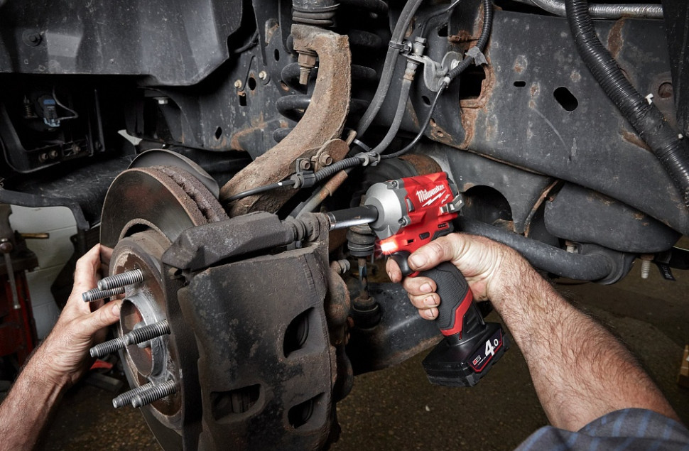 Гайковерт Milwaukee M12 FIW38-422X 4933464613 (с 2-мя АКБ, кейс)