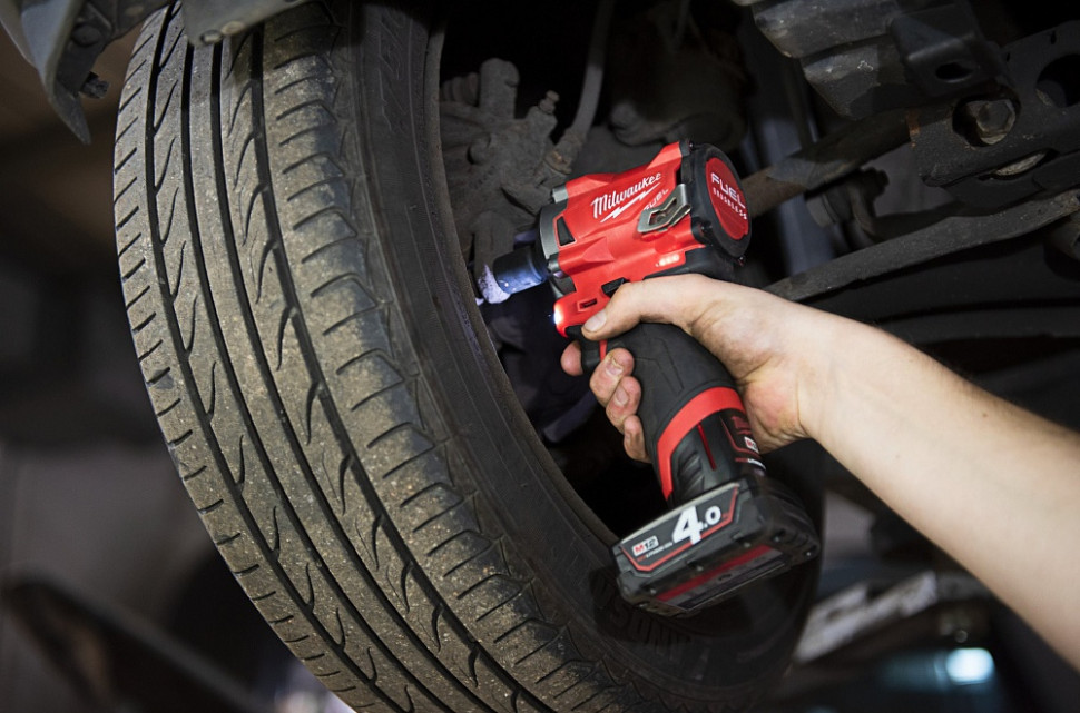 Гайковерт Milwaukee M12 FIW38-422X 4933464613 (с 2-мя АКБ, кейс)