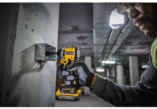 Винтоверт DeWALT DCF850E2T (с 2-мя АКБ 1.7 Ач, кейс)