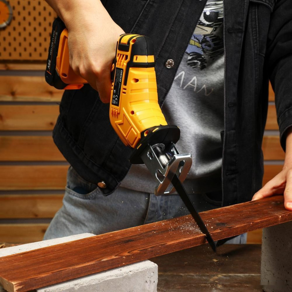 Сабельная пила Deko DKRS20-Li 063-4311 (с 2-мя АКБ, кейс)