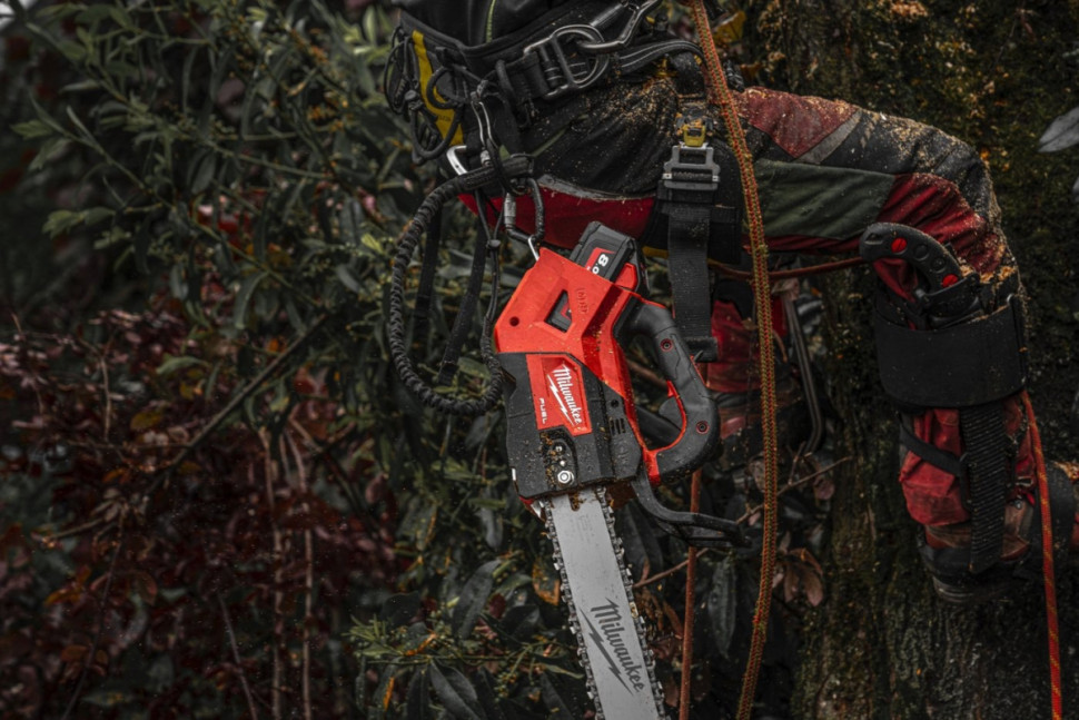 Аккумуляторная пила Milwaukee M18 FTHCHS35-802 4933479589 (с 2-мя АКБ)