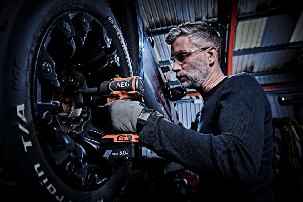 Гайковерт AEG Powertools BSS18MTF12BL-402C 4935479664 (с 2-мя АКБ, кейс)