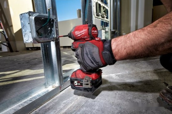 Винтоверт Milwaukee M18 FID2-0X 4933464088 (с 2-мя АКБ, кейс)