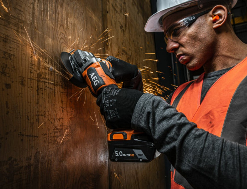 Угловая шлифмашина AEG Powertools BEWS 18-125BLPX2-502C 4935480858 (с 2-мя АКБ)