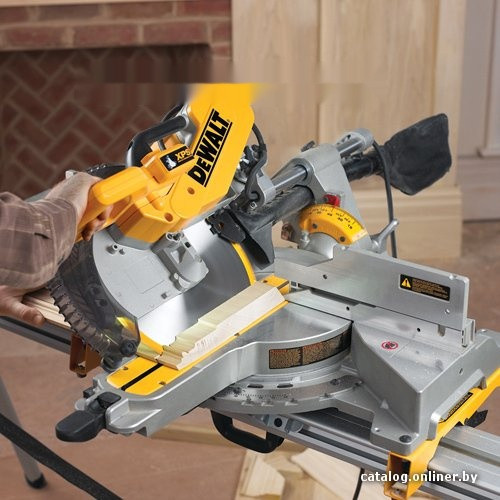 Торцовочная пила DeWALT DWS780