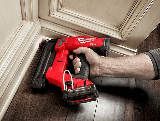 Гвоздезабиватель Milwaukee M18FN18GS-202X 4933471407 (с 2-мя АКБ, кейс)
