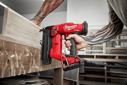 Гвоздезабиватель Milwaukee M18FN18GS-202X 4933471407 (с 2-мя АКБ, кейс)