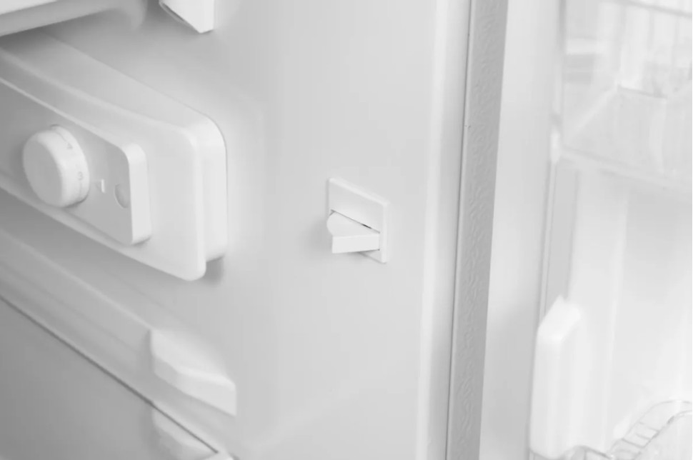 Однокамерный холодильник Hyundai CO15051A (белый)