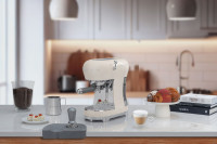 Рожковая кофеварка Smeg ECF02CREU