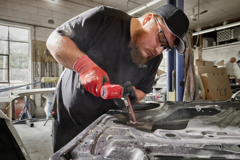 Угловая шлифмашина Milwaukee M12 Fuel FBFL10-0 (без АКБ)