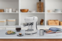 Рожковая кофеварка Smeg ECF02WHEU